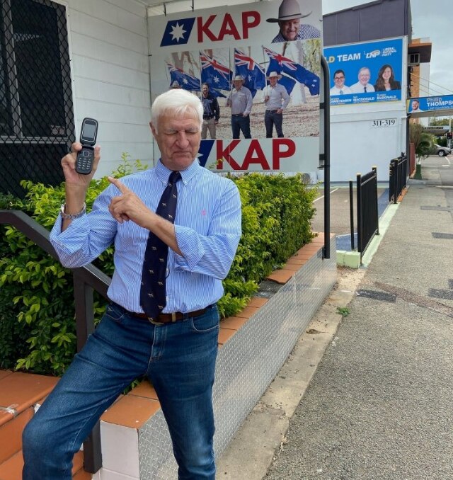 Bob Cutter 在办公桌外拿着一部诺基亚手机。 