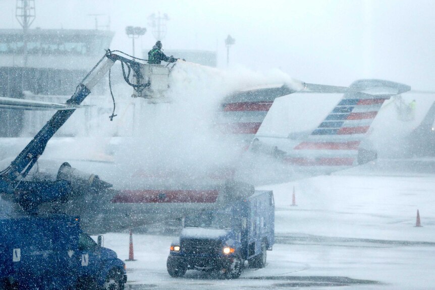 Airport prepares plane for blizzard