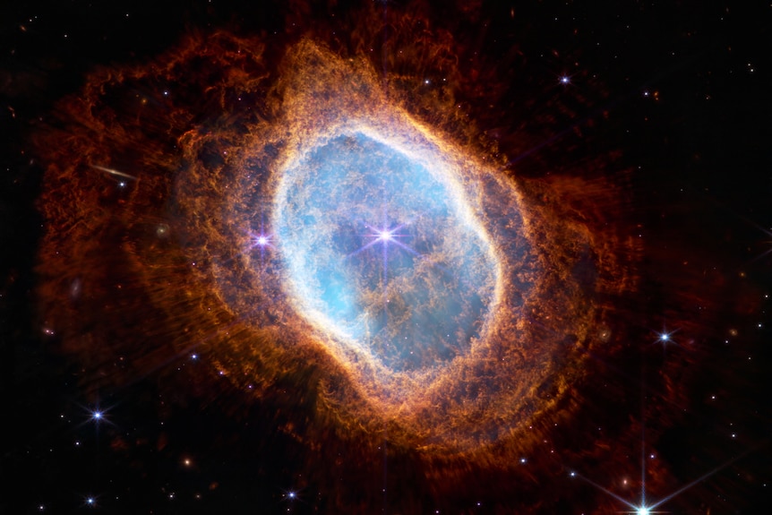 Nebulosa planetaria en tonos de azul, naranja y rojo