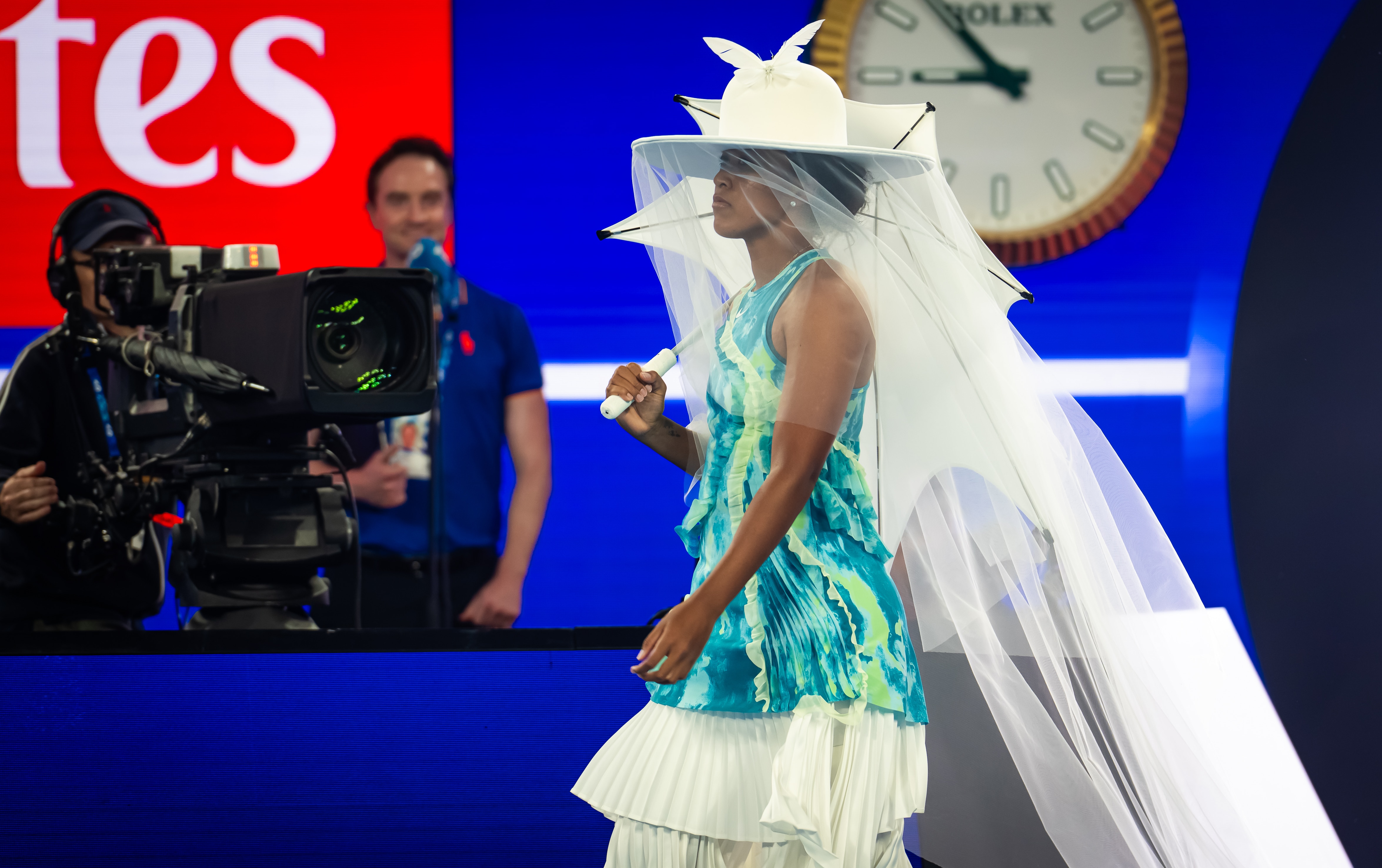 Naomi Osaka ingresa al Rod Laver Arena vestida de geisha y portando un paraguas