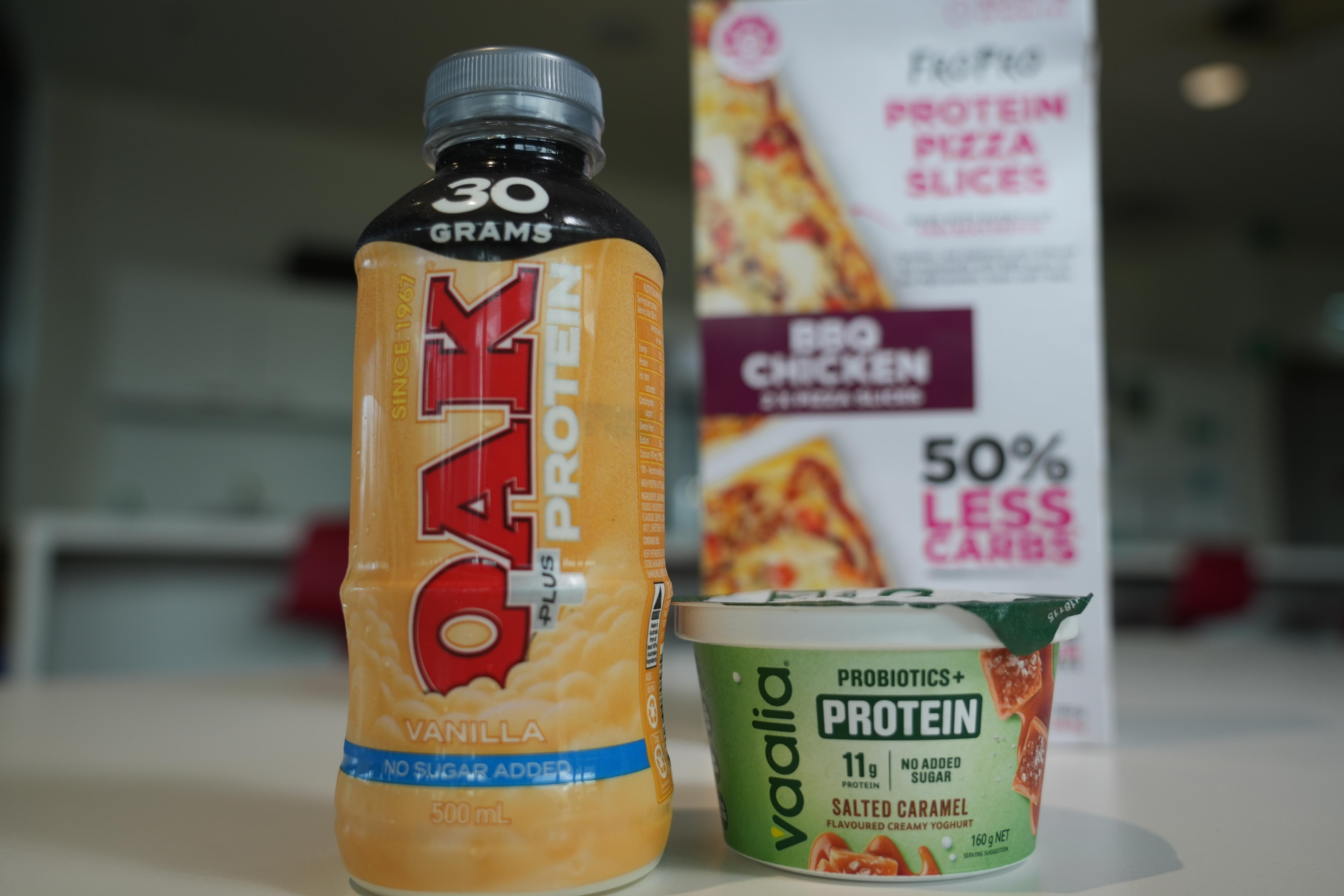Un grupo de productos proteicos del supermercado.
