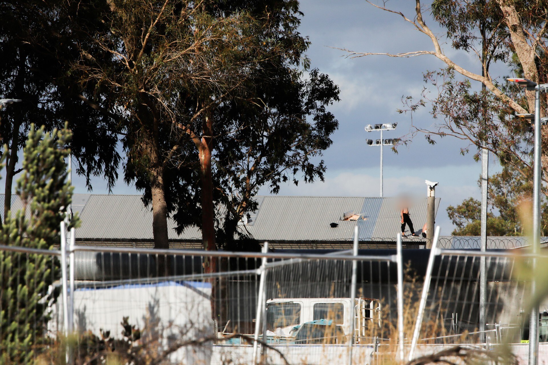 Una toma del techo de un edificio con algunas personas con caras borrosas. 