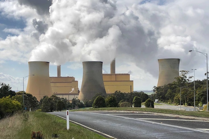 Fumée soufflant dans le ciel hors des centrales électriques 