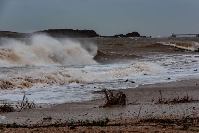 Stormy seas at Dampier Foreshore