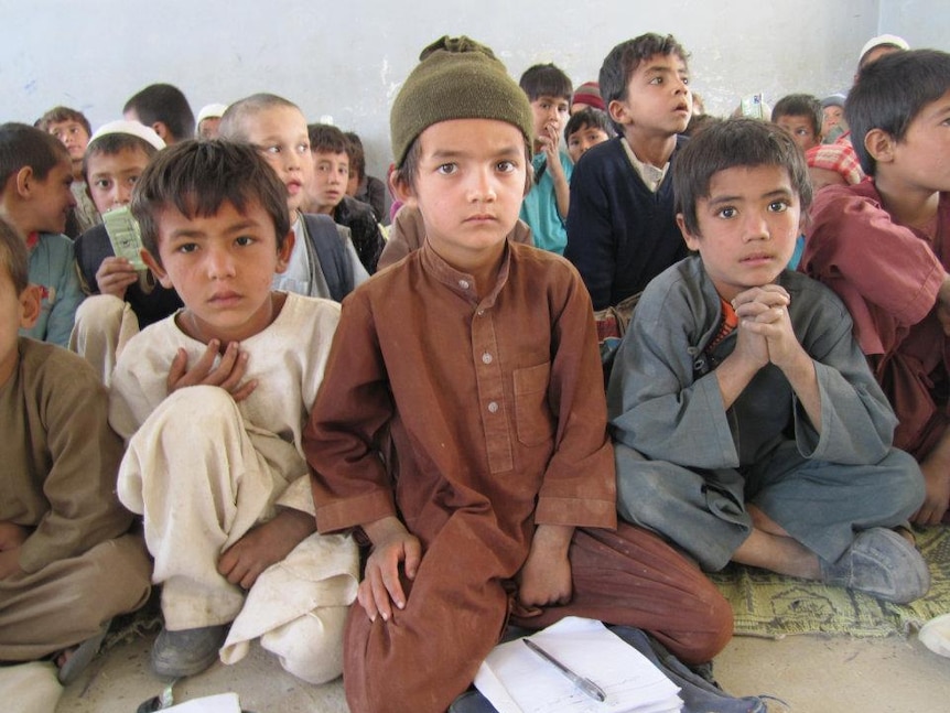 阿富汗儿童在乔兹詹省上学。