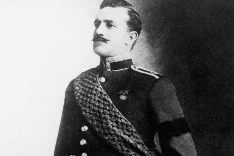 Private A. Du Frayer of the NSW Mounted Rifles wearing the Queens Scarf, awarded for bravery in South Africa.