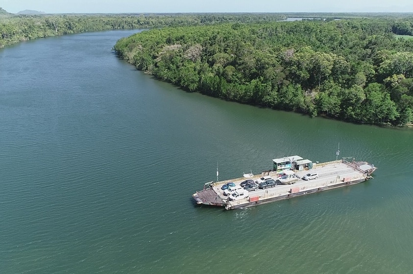 Foto aérea del transbordador de automóviles en el río Daintree