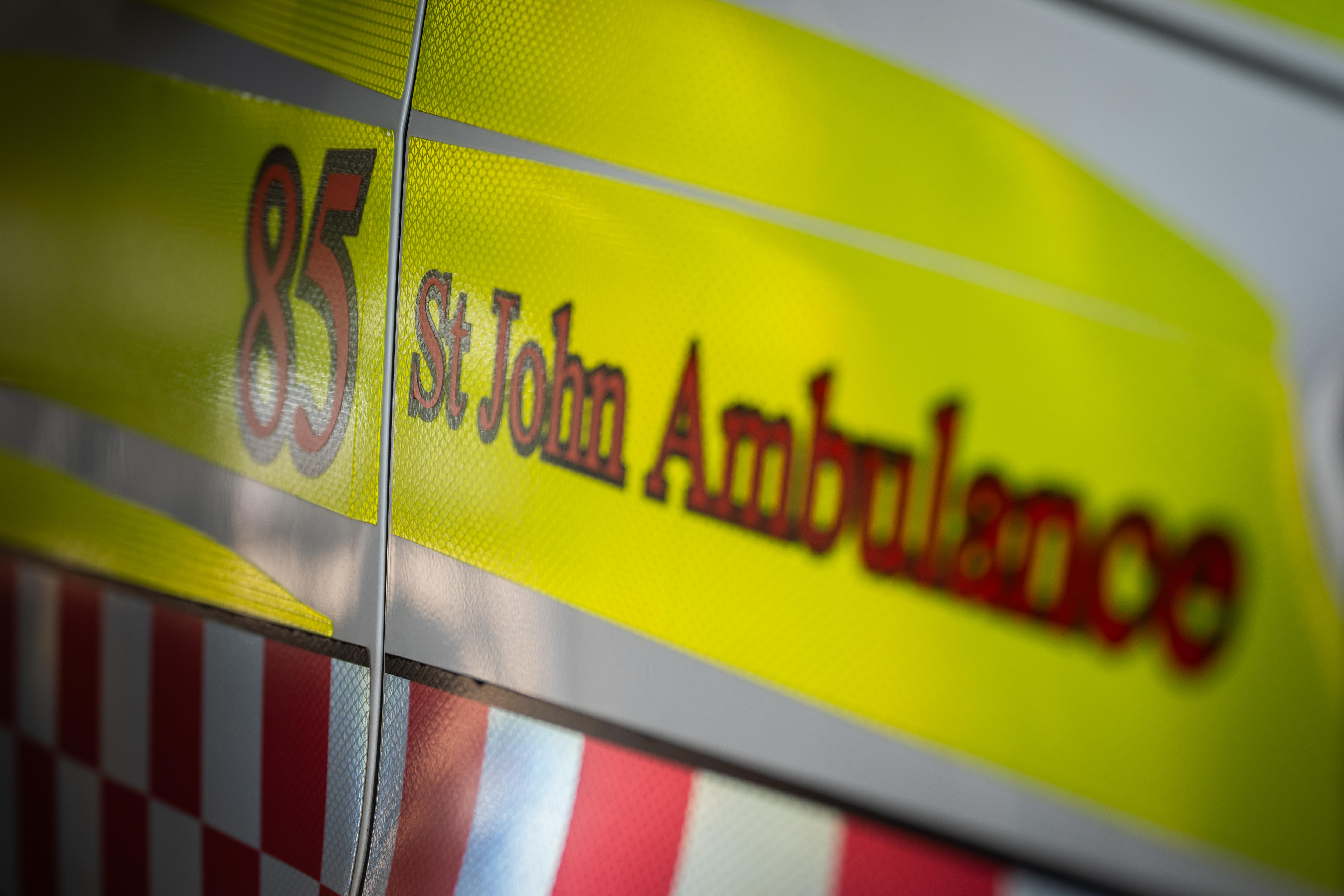 Cartel de San Juan al costado de la ambulancia.