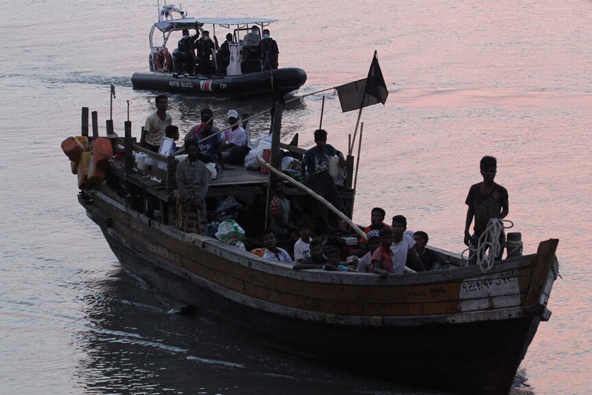 2018 年，罗兴亚难民在兰卡威岛附近的一艘小船上