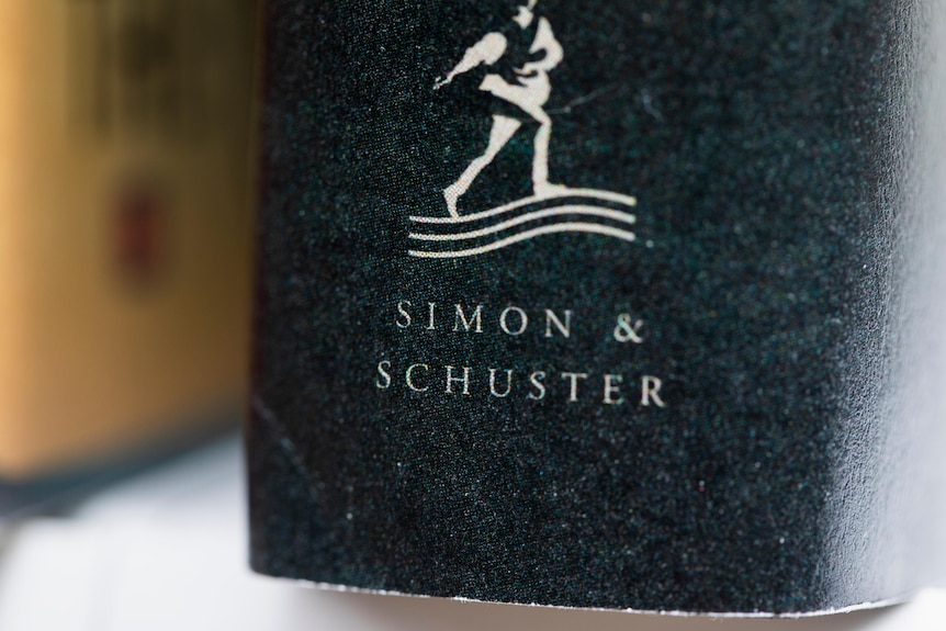 El logo de Simon and Schuster en el lomo de un libro negro.