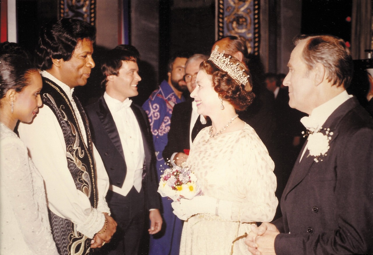 Kamahl encontra a rainha após uma apresentação. 