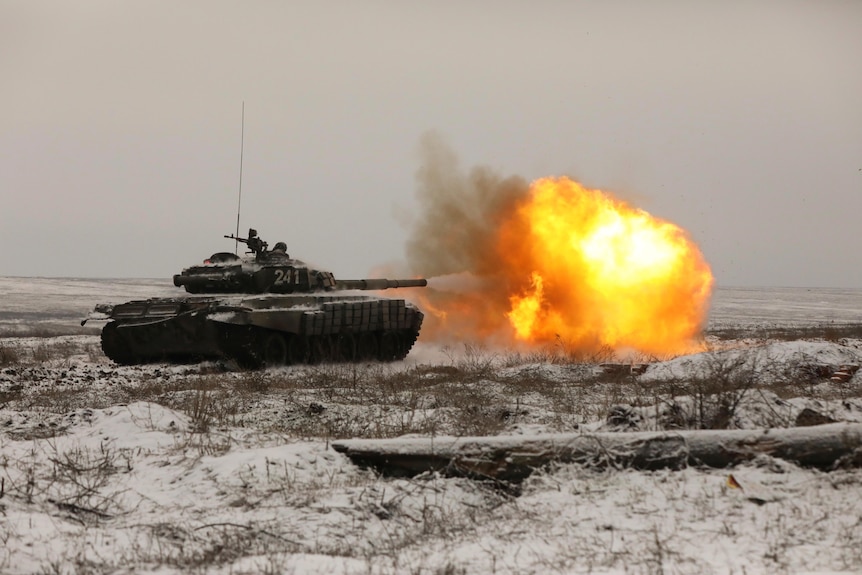 Un tanque ruso dispara mientras las tropas participan en simulacros.