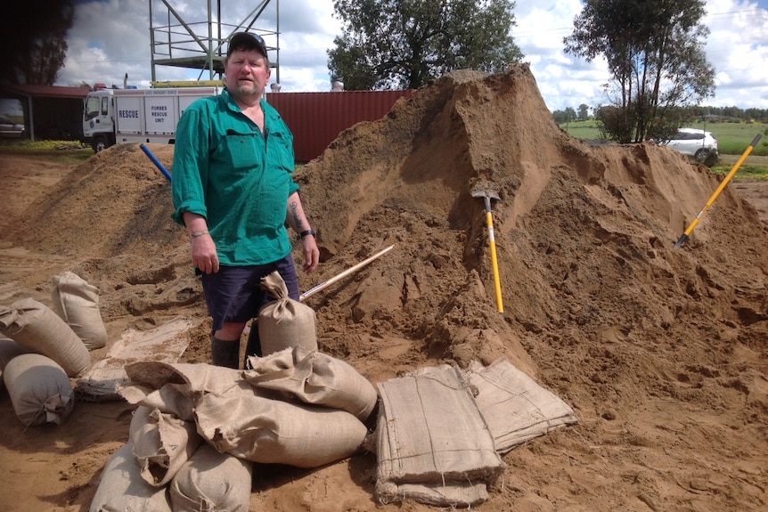 Volunteer filling sandbags in Forbes