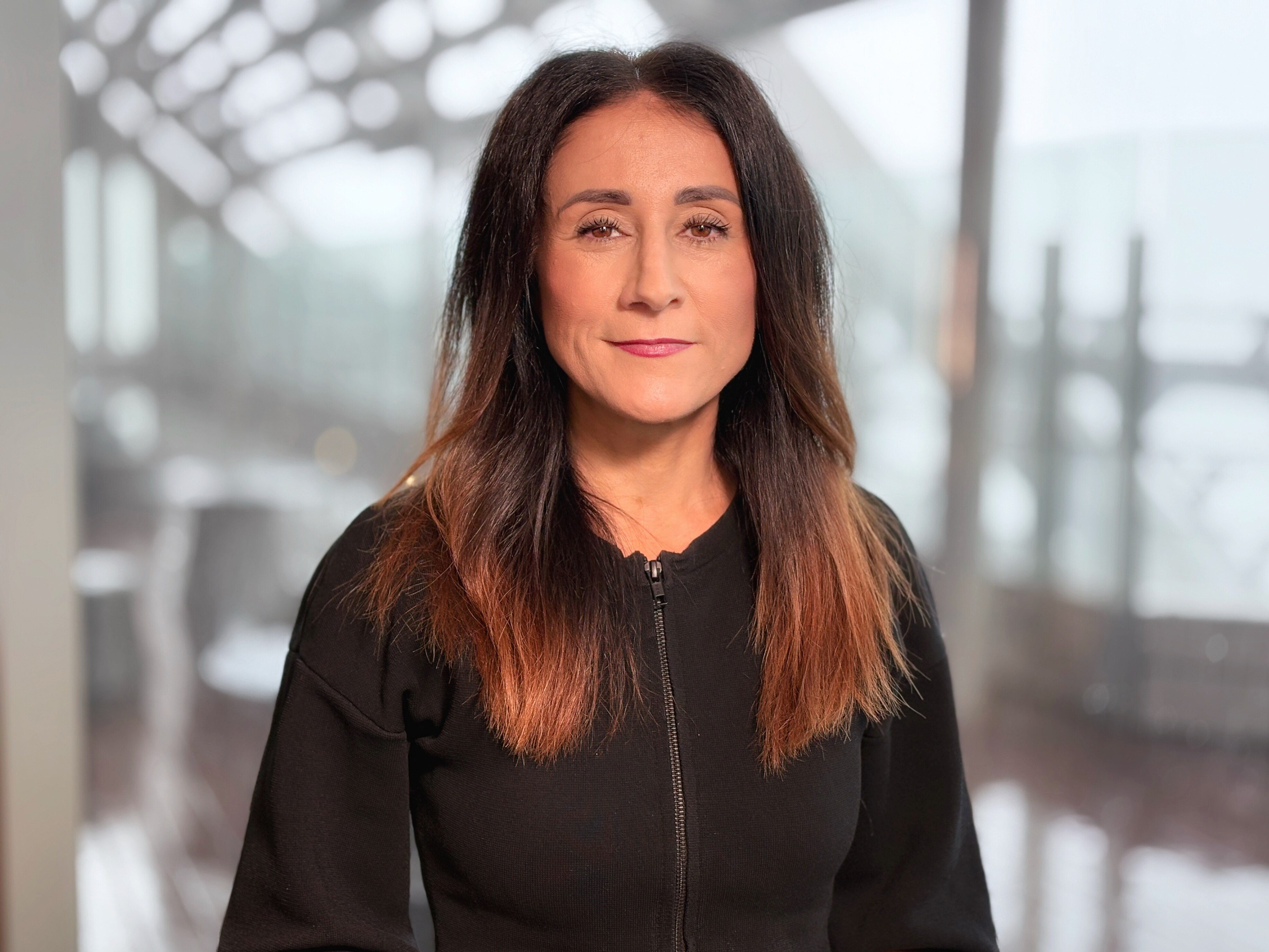 Una dama mirando la cámara 