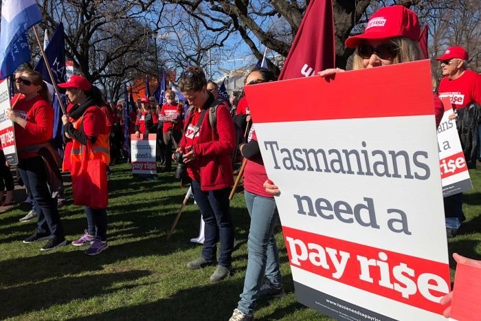 Unjuk rasa menuntut kenaikan gaji di halaman gedung parlemen Hobart