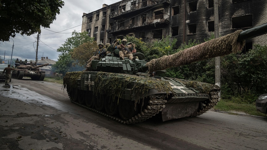 Russian forces fortify defences after chaotic retreat in Ukraine – ABC News