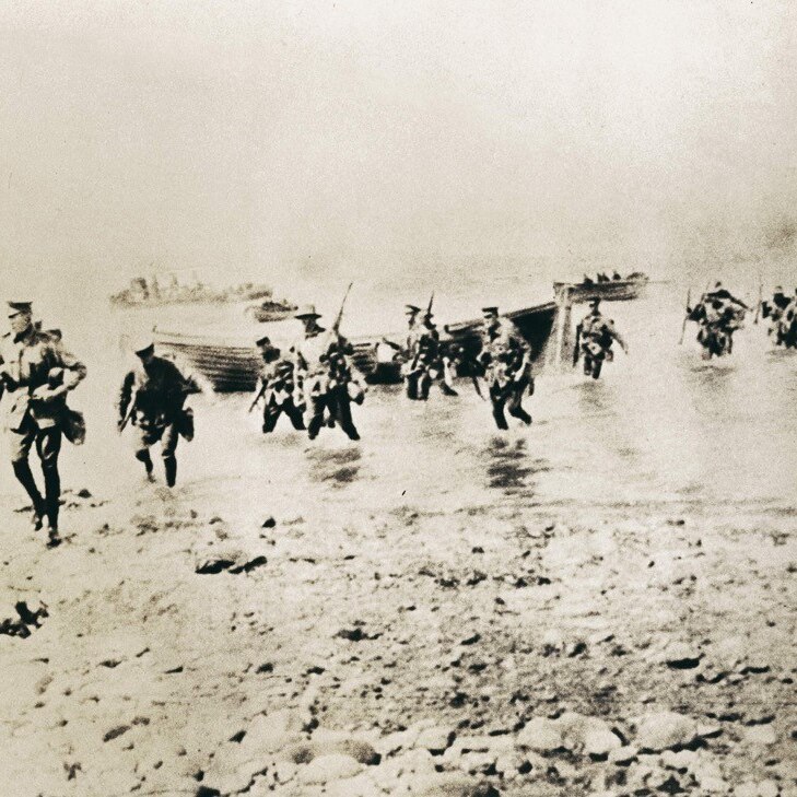 Photo of New Zealand troops first setting foot in Gallipoli