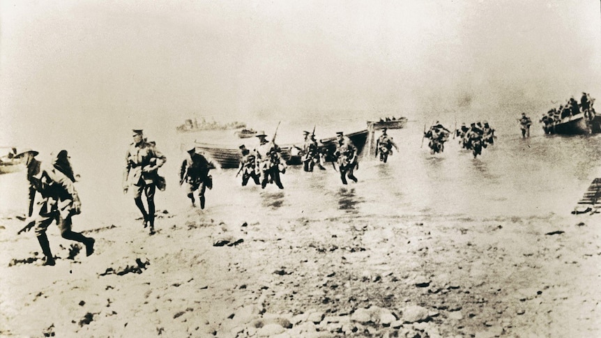 Photo of New Zealand troops first setting foot in Gallipoli