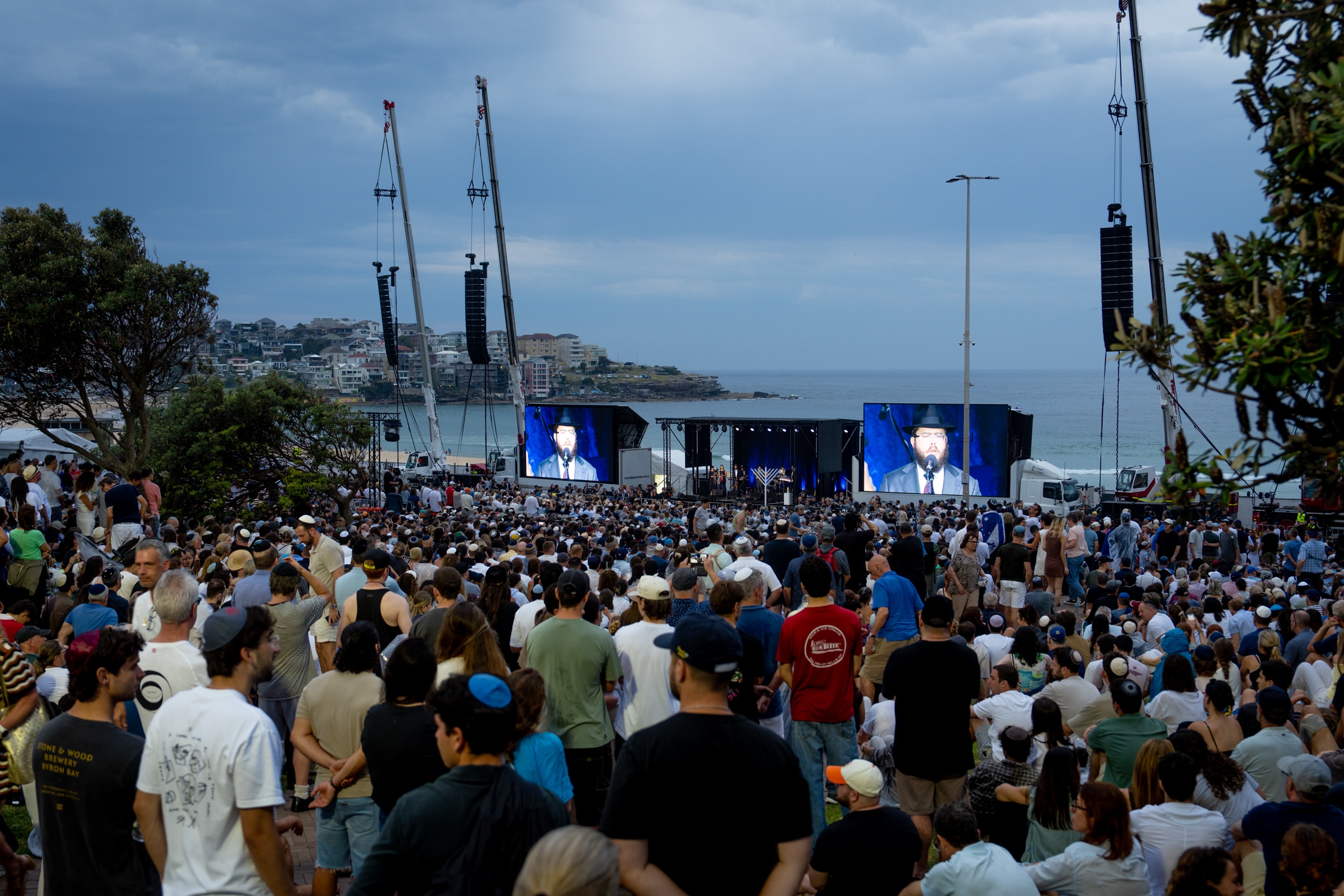 Uma bela vista panorâmica do palco em Bondi Beach com uma grande multidão.