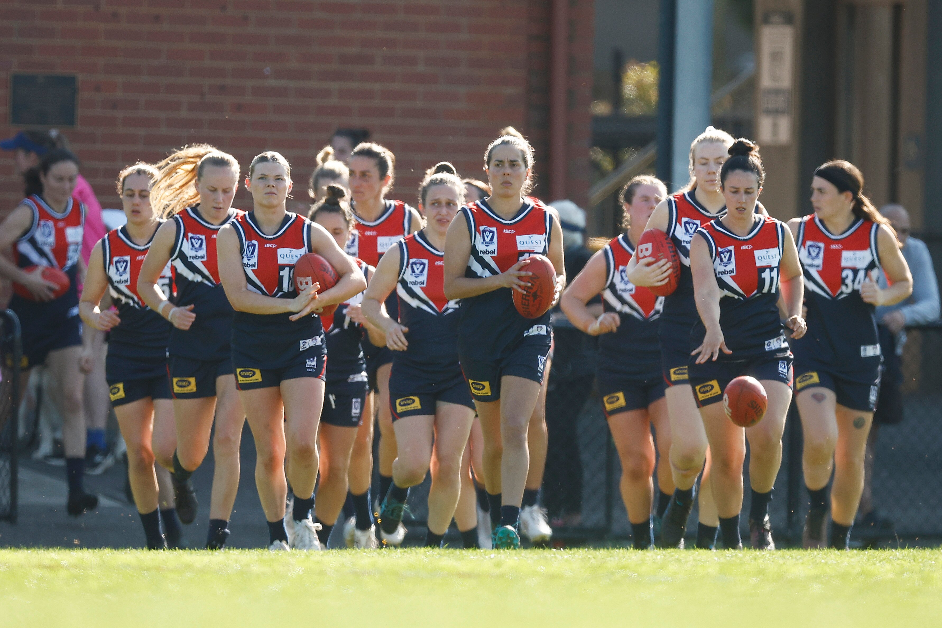 Uma equipe de jogadores do VFLW entra em campo.