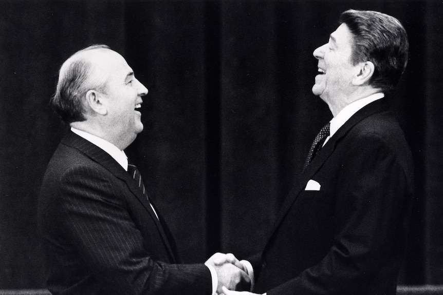 Prezydent USA Ronald Reagan podczas swojego pierwszego spotkania z byłym przywódcą Związku Radzieckiego w 1985 roku.