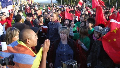 Pro-China and Pro-Tibet demonstrators face off outside Parliament House in Canberra. (ABC: Damien Larkins)