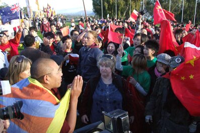 Pro-China and Pro-Tibet demonstrators face off outside Parliament House in Canberra. (ABC: Damien Larkins)