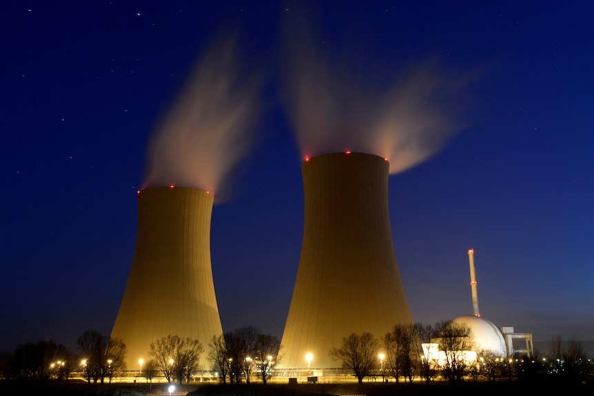 Dos edificios de energía nuclear en la noche.