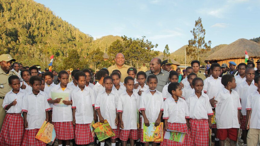 Lukas Enembe dan Anak-anak Papua