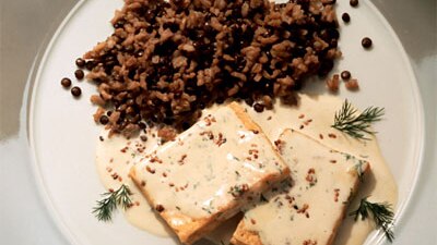 Alternative protein: lentil rice with dill sauce and tofu
