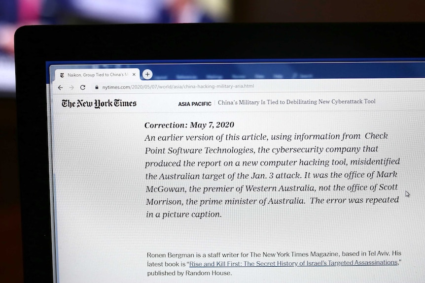 A laptop displays a correction added to the bottom of a New York Times article.
