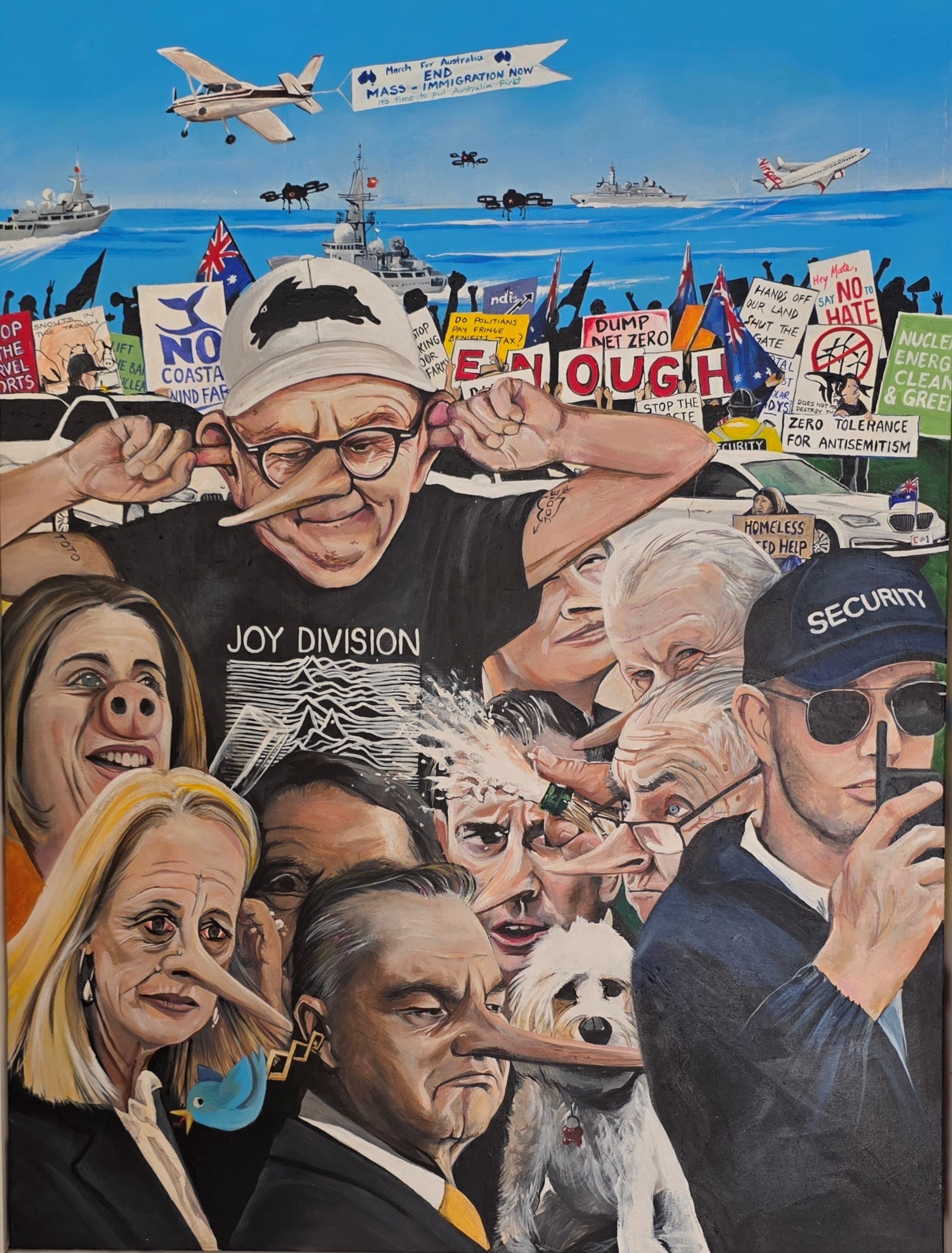 Varios políticos como Anthony Albanese y Katy Gallagher tienen narices largas mientras los carteles de protesta ondean al fondo.