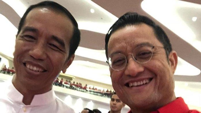 Indonesian President Joko Widodo takes a selfie with minister Juliari Balubara