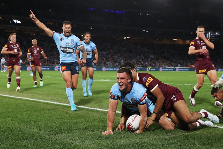 Jack Wighton des NSW Blues crie alors qu'il marque un essai de l'État d'origine contre les Maroons du Queensland.