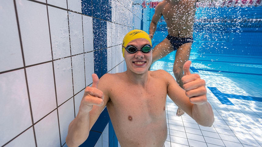 Tim Hodge underwater with his thumbs up 