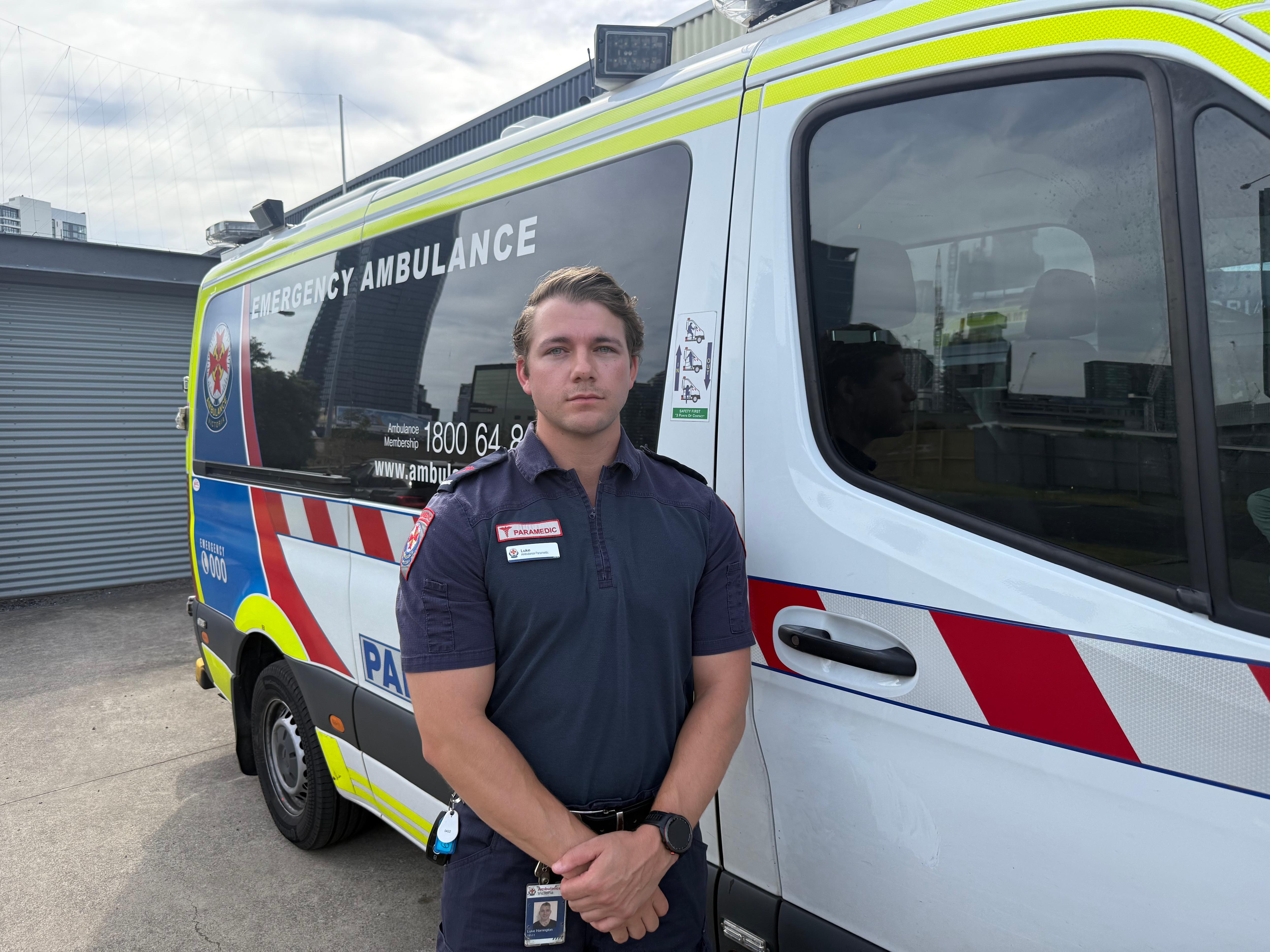 O paramédico Luke Harrington fala à mídia em uma coletiva de imprensa.