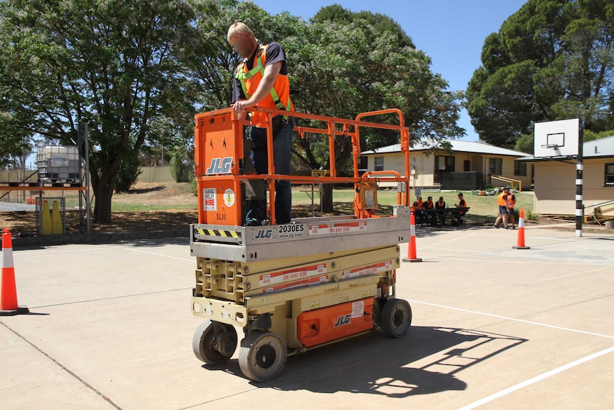 prisoner on scissor lift