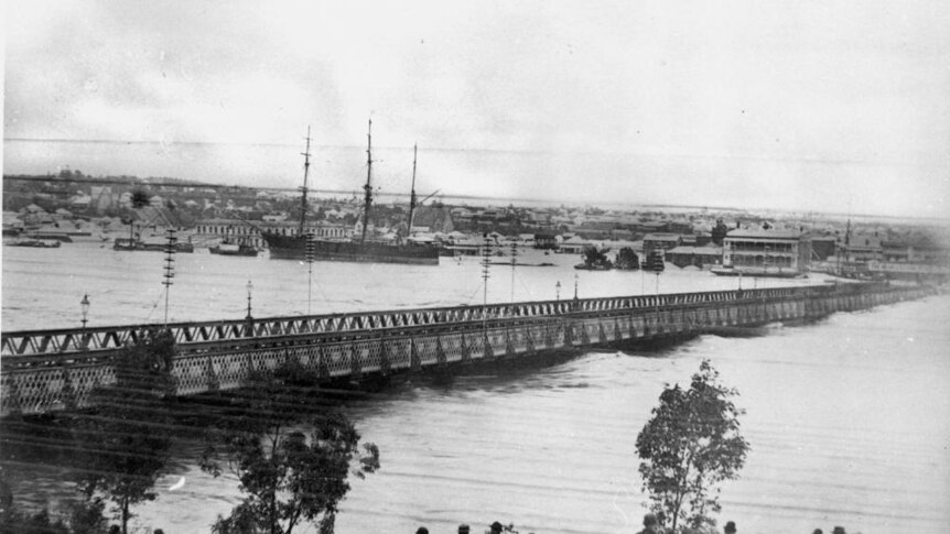A view from North Quay of the wooden Victoria Bridge, Brisbane, during the 1893 flood