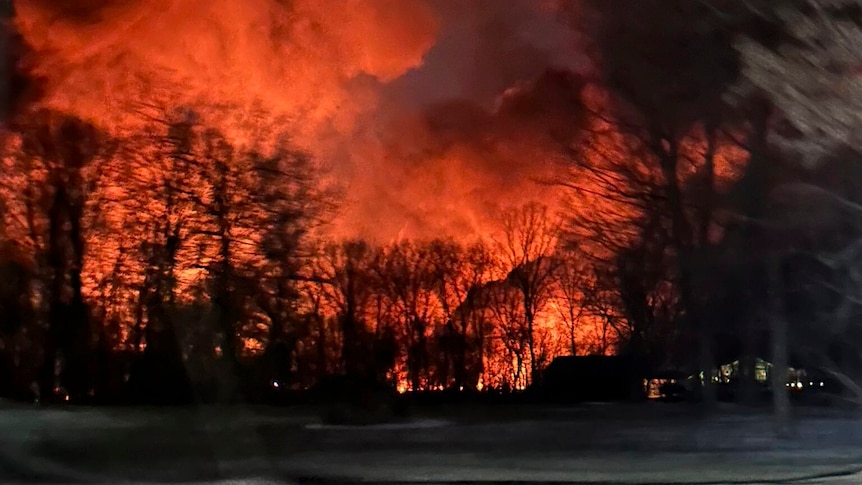 Ohio firefighers grapple with blaze in freezing temperatures as Norfolk Southern train derails in East Palestine – ABC News