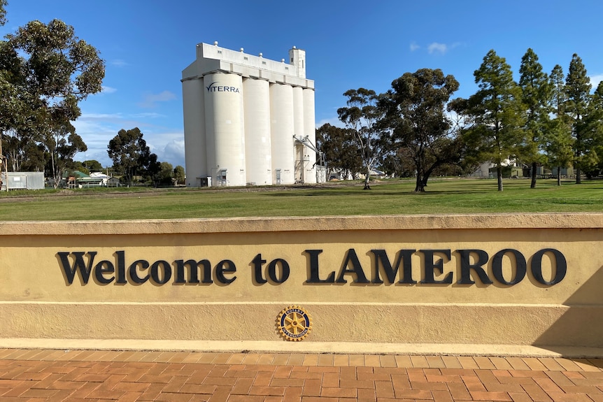 A sign that says welcome to Lameroo, with a large wheat silo in the background. 