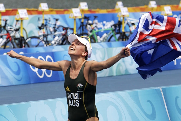 Emma Snowsill wins Olympic triathlon
