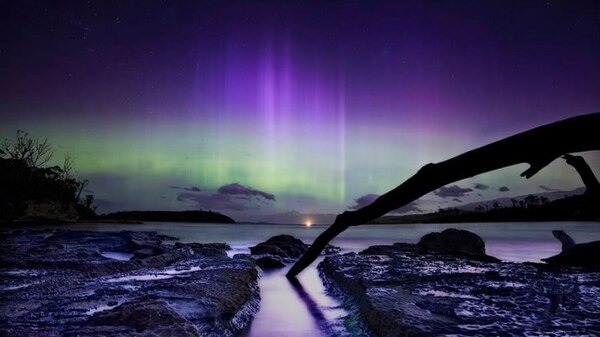 professional photograph of aurora australis with lake in foreground