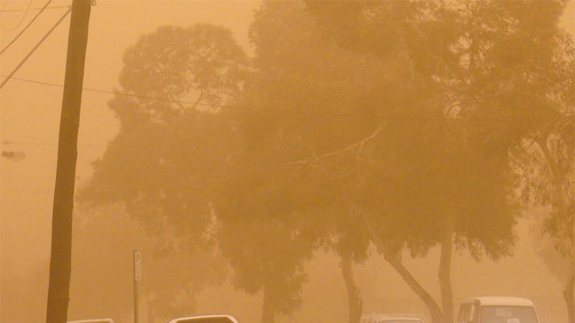 Big dust storm ahead of weekend rain