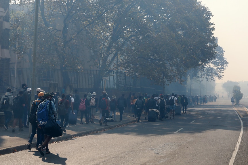 Gli studenti si fanno strada dopo essere stati sfrattati dalla loro residenza presso l'Università di Cape Town.