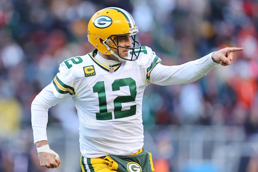 Aaron Rodgers apunta a un lado