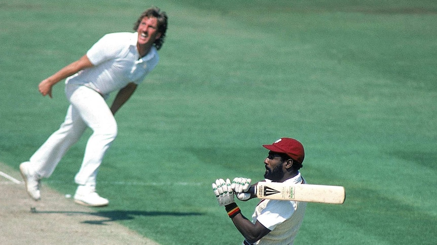 Viv Richards hooks Ian Botham