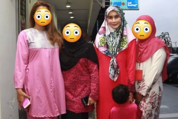 四名女性站在一起，其中三名脸上布满了表情符号。  Nur Sajat 身着粉红色连衣裙和花卉头巾