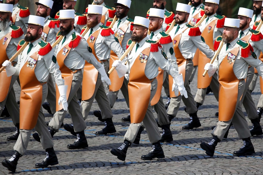 Les pionniers du 1er régiment de la Légion étrangère portent leurs haches alors qu'ils défilent lors du traditionnel défilé militaire du 14 juillet.