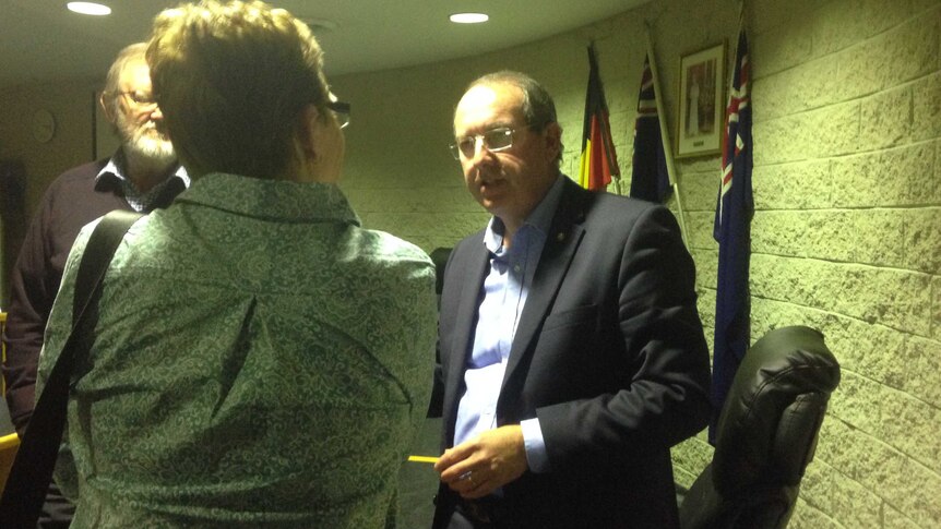 Peter Hendy speaks with GPs, health workers and constituents at a meeting at Bega. (18 May 2015)
