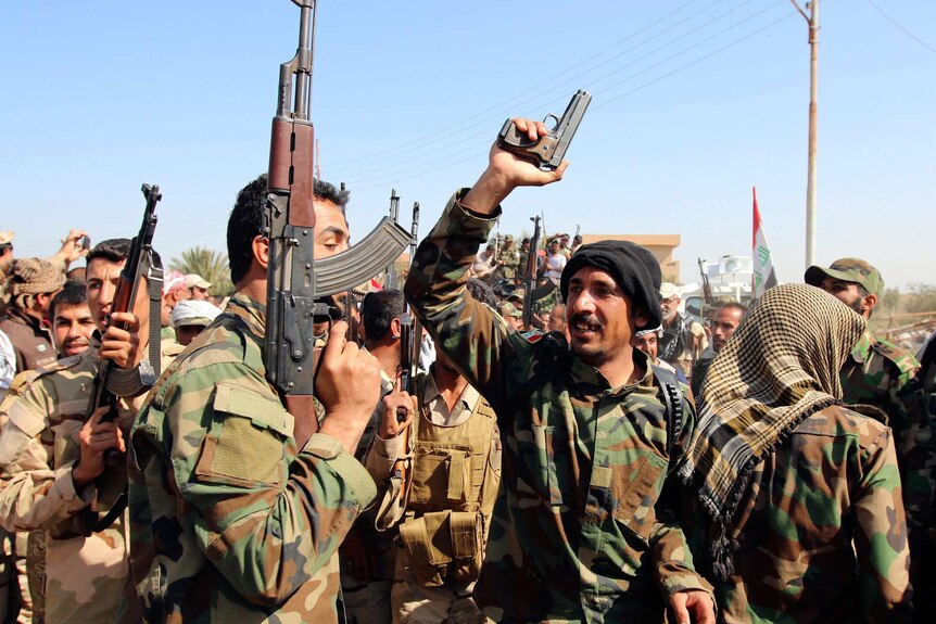 Iraq security forces and Shiite fighters gather at Udhaim dam